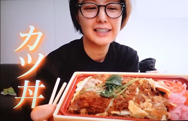 カツ丼を食べる